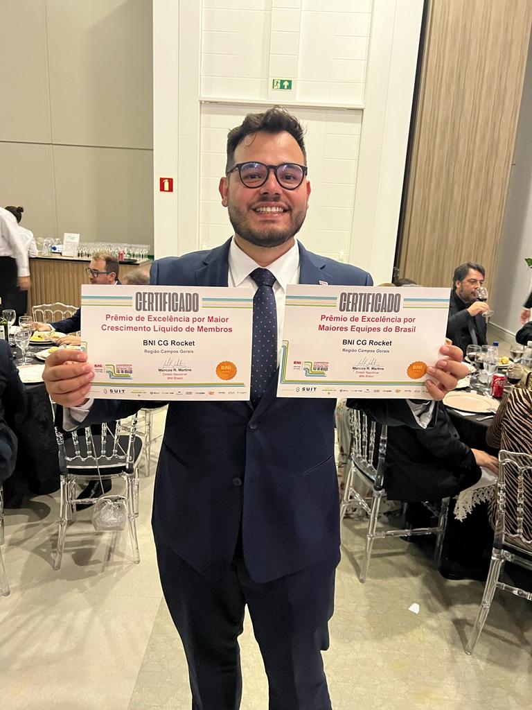 Guilherme Dias com certificados de excelência BNI